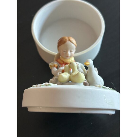 Porcelain Figurine Trinket Box A Mothers Touch Holly Hobbie 1980 Limited Edition - Picture 3 of 7